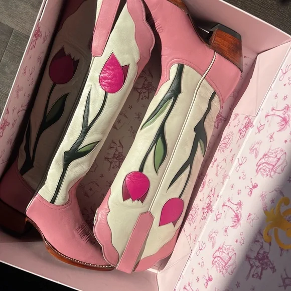 Petite Paloma boots. Ladies Size 6. - Picture 4 of 11